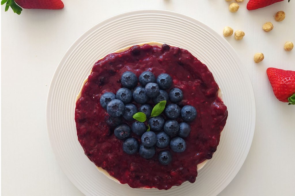 Tarta de yogur con crema de cacahuete y frutos rojos 1 3